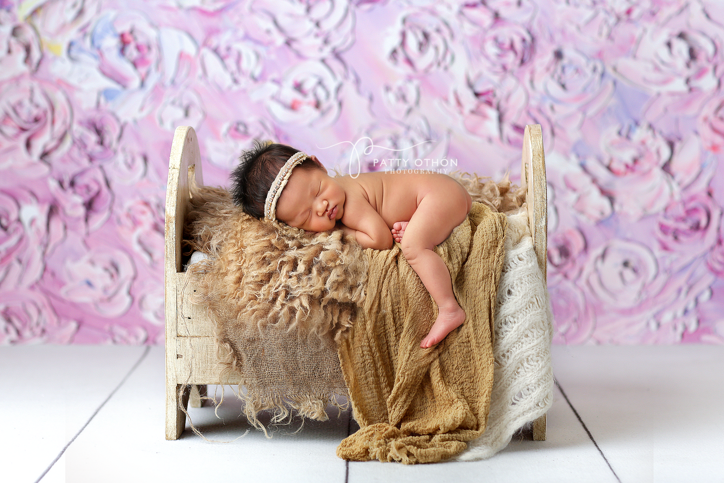 Vintage Wooden Crib - For Newborns and Sitters